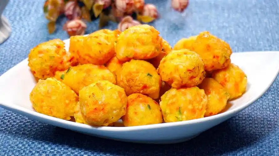 简单又实惠的素丸子做法,几分钟就出锅,外酥里嫩,比肉还好吃