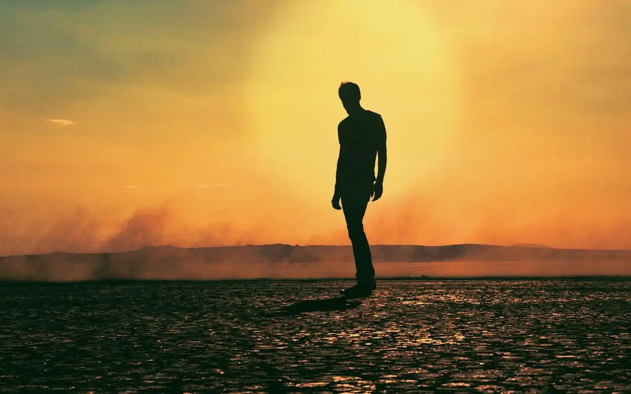 男人孤单的身影图片,高清图片,电脑桌面-壁纸族