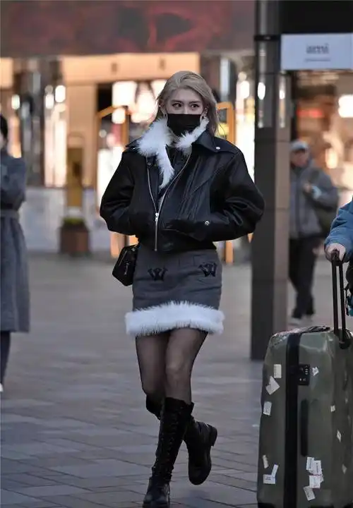 长靴搭配黑色丝袜,也是冬季的经典搭配,可以选择的风格也很多_效果