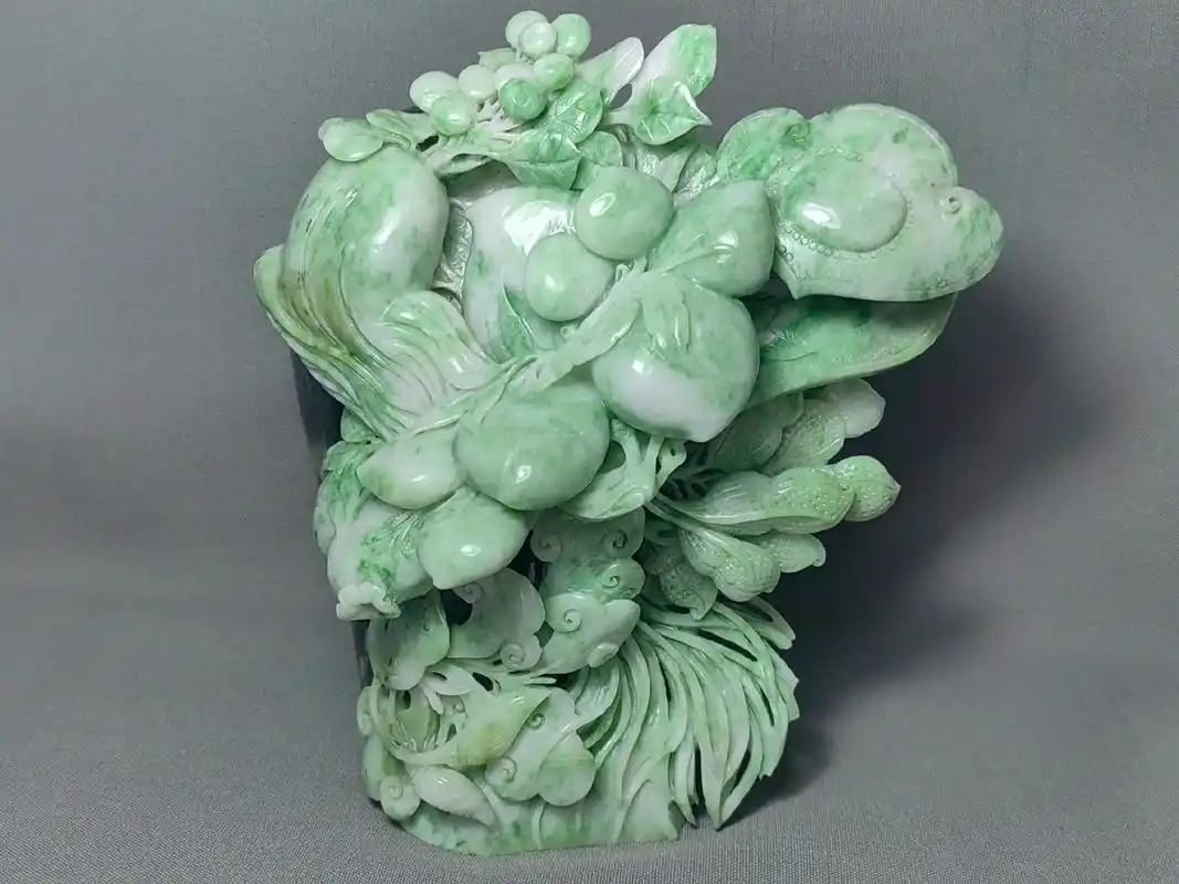独山玉老绿白料摆件---人生如意,福泽千秋.作品以立体,镂空 - 抖音