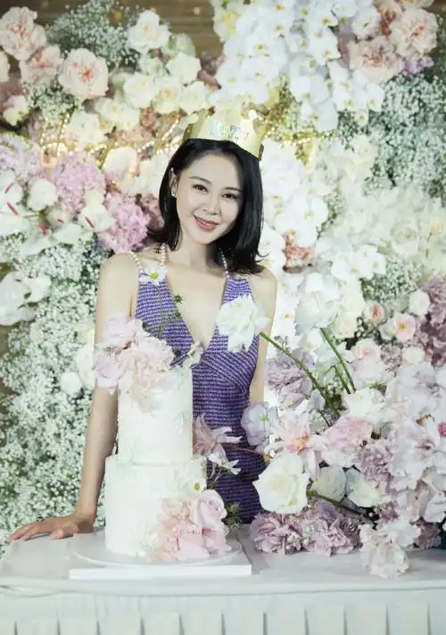 佟大为在关悦的身后打造了一堵花墙,看得出来都是怒放的鲜花,而不是假