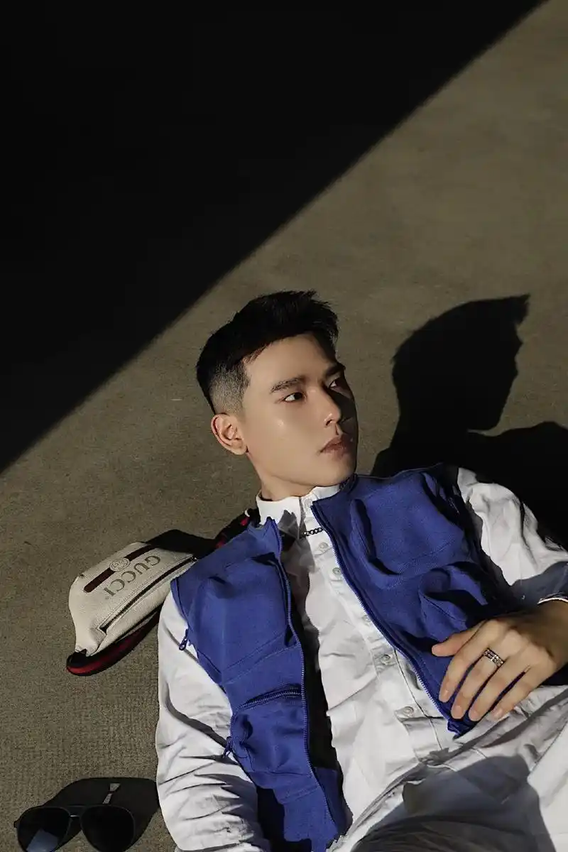 长相稚嫩的00后文艺小哥哥,爱自拍一副小可爱的模样,帅到纯天然