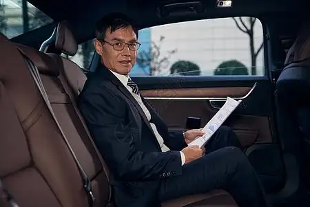 数据看版公司老板坐在轿车后排看数据报告背景