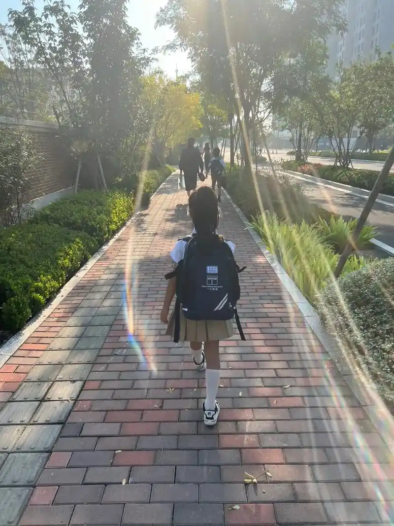 开学典礼.我的女孩,今天正式成为一名小学生,看着你小小背影, - 抖音
