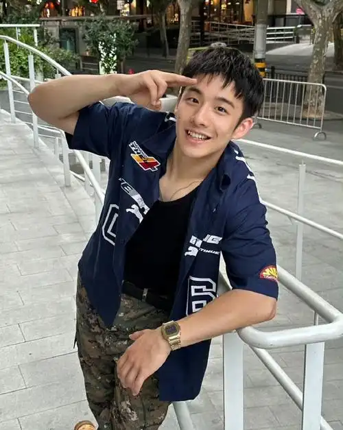 笑容很甜的男孩子.