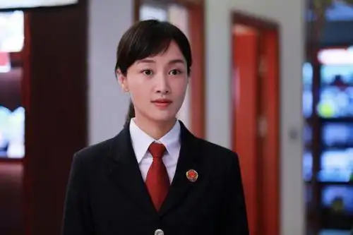 ­  赵子琪微笑示意