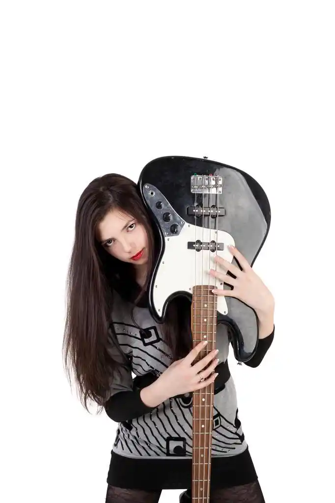 音乐女孩,年轻美丽的黑发女孩抱着电吉他