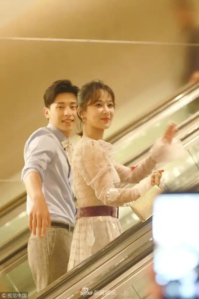 组图:杨紫薄纱透视裙似仙女 获邓伦相伴超养眼_高清图集_新浪网