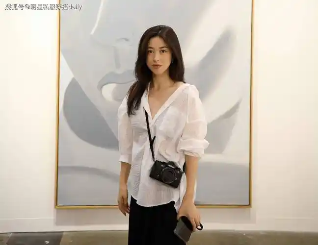 原创朱珠十年如一日黑白配重现经典青春活力与沉稳大气完美切换