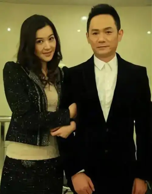 佟欣果静林妻子