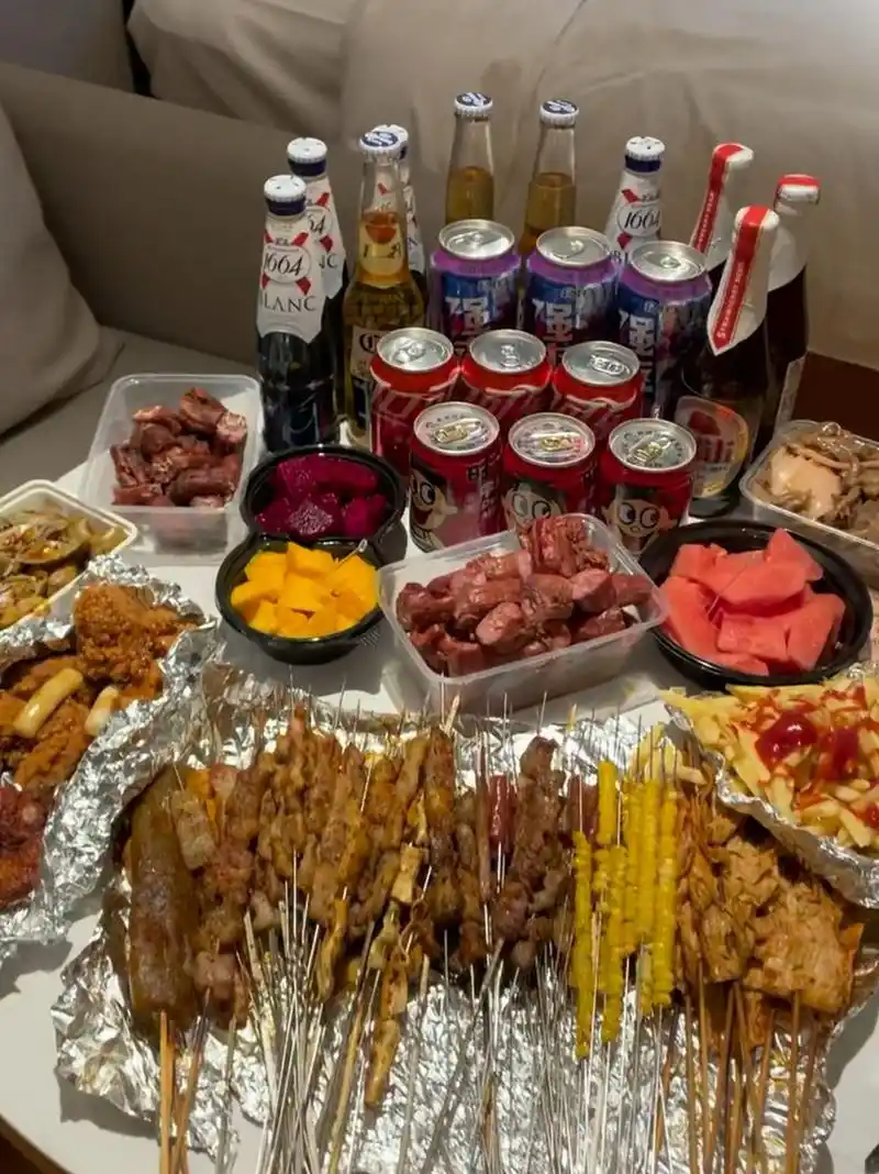 氛围感喝酒 和闺蜜开房间喝到微醺～ 跟闺蜜开个房间,喝点小酒到微醺