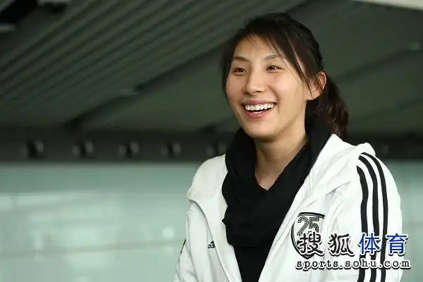 组图:王宝泉携中国女排返京 李娟微笑接受采访
