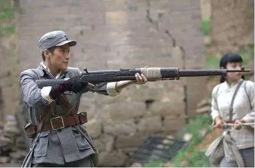 八路军消灭敌人,为何不捡冲锋枪,而捡三八大盖?老兵说出实情