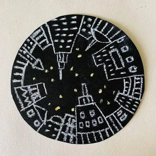 在黑色圆卡纸上用白色油画棒画出建筑物,黄色油画棒点出星空