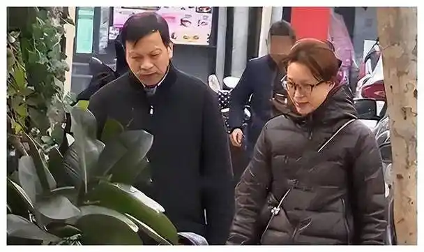 董卿带娃引争议,富豪老公欠款九亿,隐居美国逃债!_姐姐_家庭_挑战