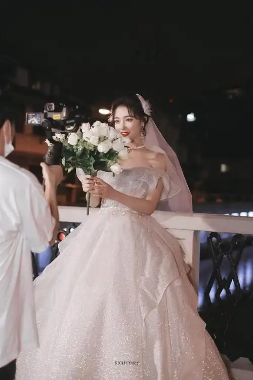 各位看许佳琪婚纱那个热搜了吗