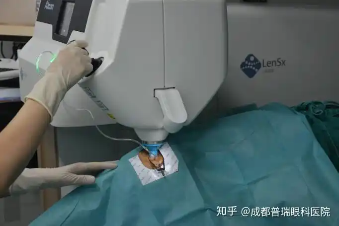 现代白内障手术是如何一并解决老花眼的