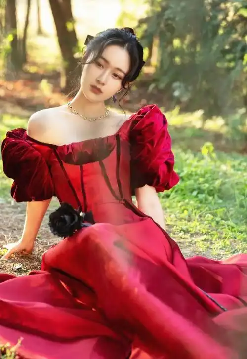 湖南新秀主持人梁田穿酒红礼服裙秀美肩平行腿太美了