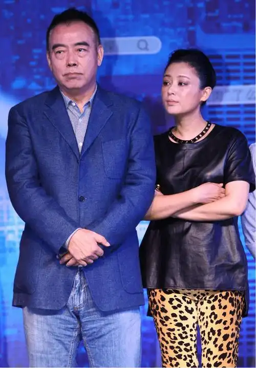 陈红陪陈凯歌聚会独自一旁等候52岁脸下垂但打扮贵气气质好