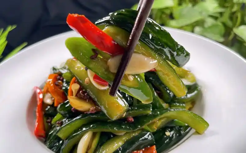 黄瓜怎样腌才好吃呢?大厨教你2个诀窍,开胃爽口嗄嘣脆,真过瘾