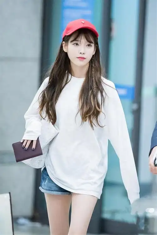 iu李知恩白色情人节晒照,一身白色毛衣穿搭十分应景,清新又可人