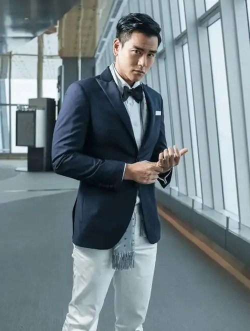 彭于晏的西装造型有多绝,深色西装配上背头发型,沉稳内敛有涵养|衬衫