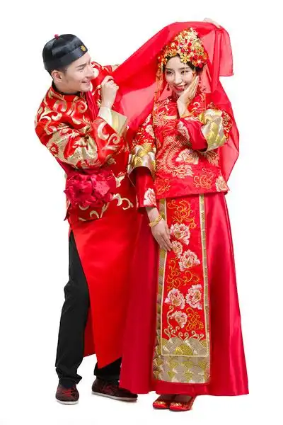 穿中式古装结婚礼服的新娘和新郎