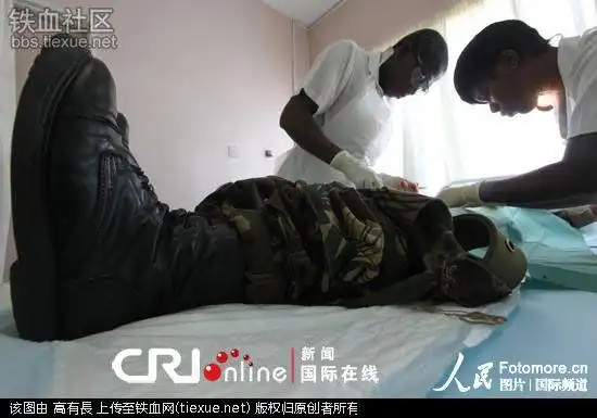 津巴布韦一名男性军人进行割礼手术(资料图)