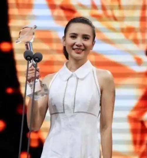 看到小宋佳领奖的时候,孙俪坐在下方,都有些表情不太自然.