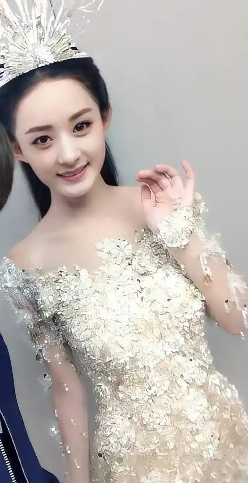 35岁赵丽颖又瘦了,露肩t恤露出蚂蚁腰_减肥_身体_网友