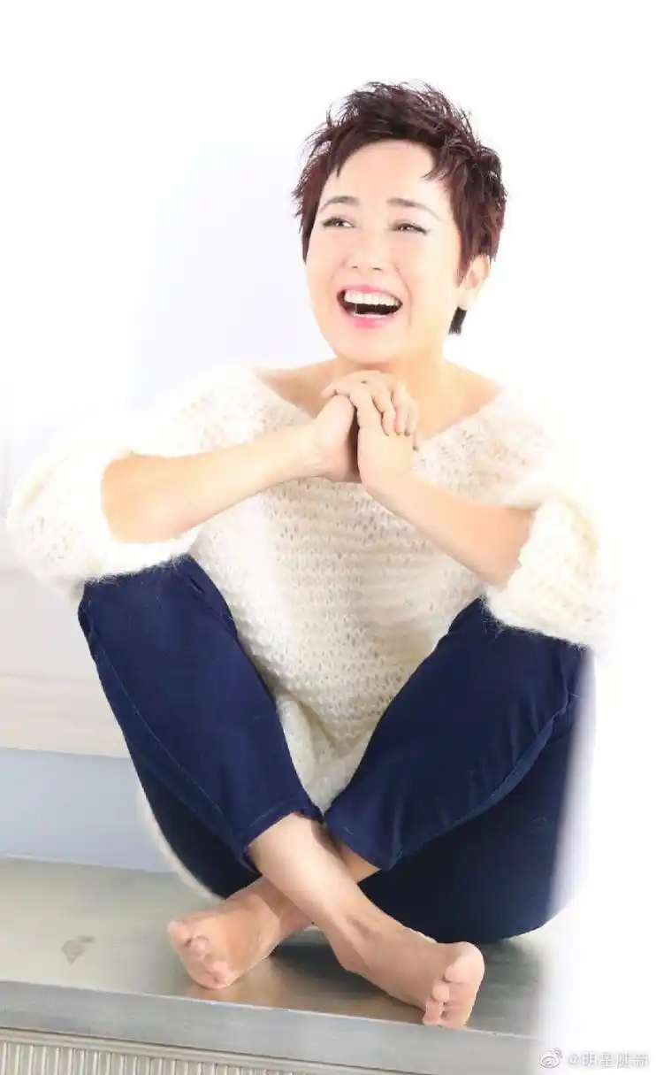 蒋雯丽蓝色牛仔裤光着白脚拍写镇