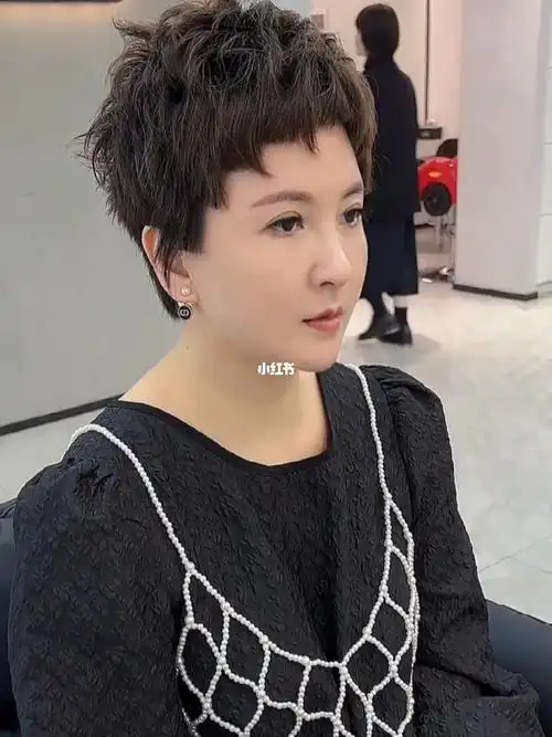 刘海阶梯式锯齿刘海,减龄,个性洒脱#南京  #短发  #女生短发发型