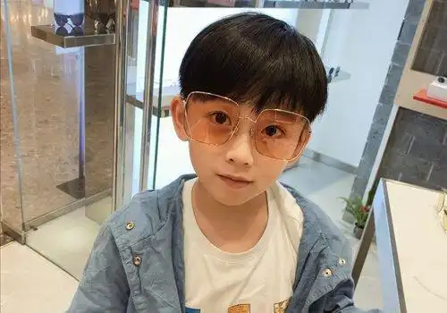 男童呆萌短发造型非西瓜头莫属(3)_发型师姐