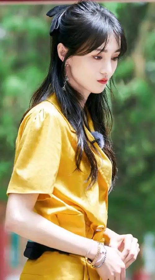 "爽妹子"郑爽,身材纤细,美丽动人