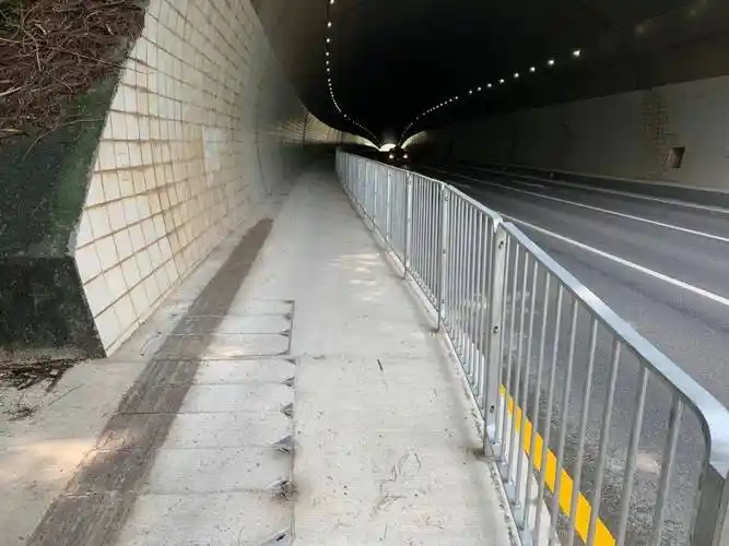 首个改造黑暗隧道中最靓的人行道