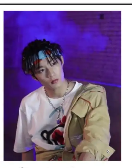 刘耀文的漫画身材真服了,187身高穿白色套装,活脱一个白马王子