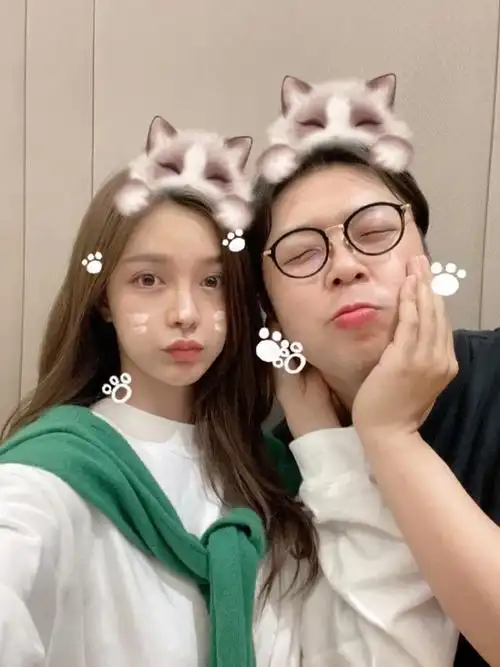 沈梦辰零点为杜海涛庆生,晒甜蜜合影十指紧扣,夸老公瘦了好帅