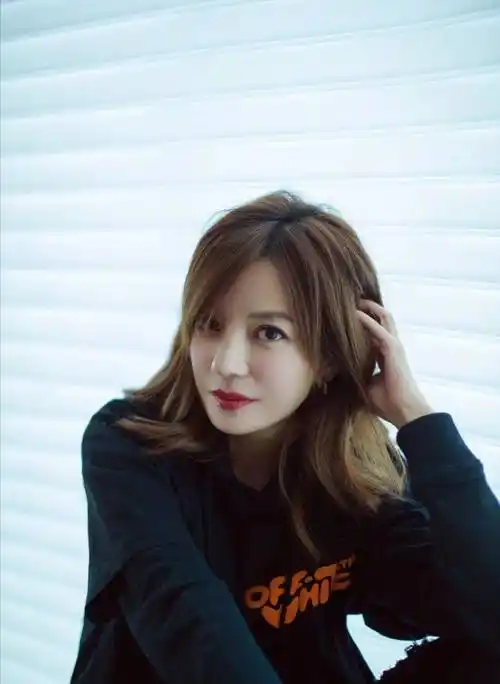 赵薇哥哥:与大明星妹妹兄妹情深,身价10亿仍甘心为妹妹保驾护航_赵健