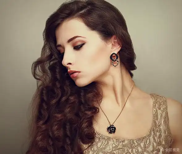 美女_侧面_女模特_俯视_长_褐色_卷发_旧式_头像_高清图片_全景视觉