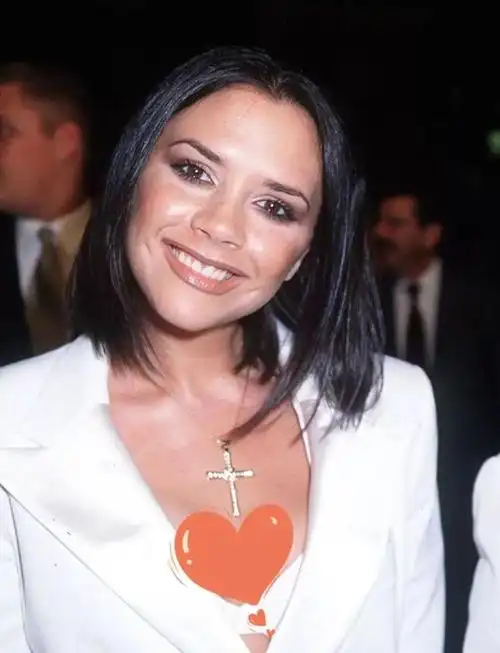 贝嫂发布母亲节问候晒自己小时候照片依偎在妈妈身边超甜