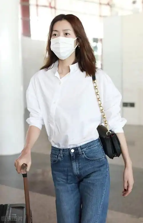 作为女生衣橱里的必备单品,白衬衫简单又百搭.