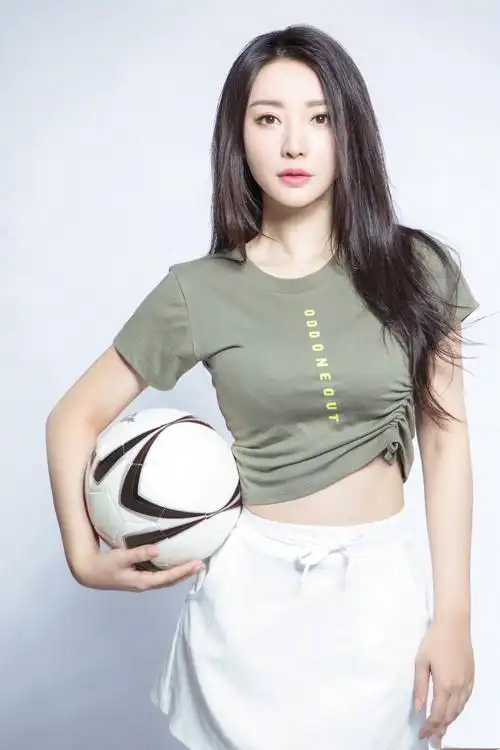 徐冬冬"国民大嫂"徐冬冬一组足球照引来围观,相对于前三位,观众最想看