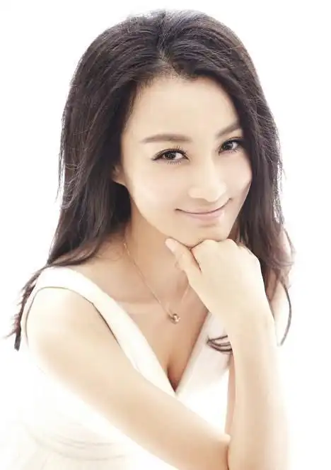 深v领的背心,徐翠翠穿得非常迷人,洁白纯净,给人的感觉很是清纯,然而