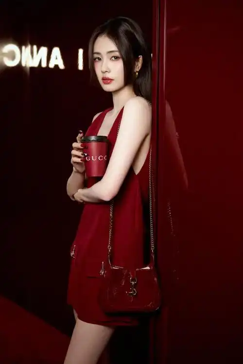 白鹿穿gucciancora安可拉红深v礼服图文