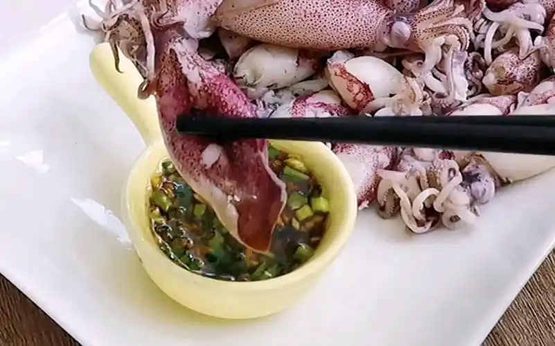 清淡饮食广东人有一套,试试这道白灼鱿鱼仔吧,一口一个真过瘾