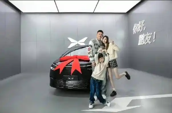 众所皆知,周鹏是个宠妻狂魔,当年为了求婚,周鹏将自己和妻子的爱情