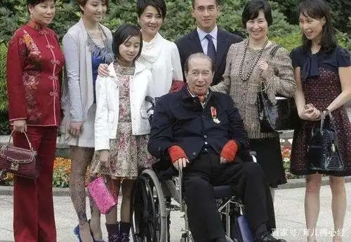 98岁赌王何鸿燊,续命全靠亿元补脑针,子女合影显露心机?
