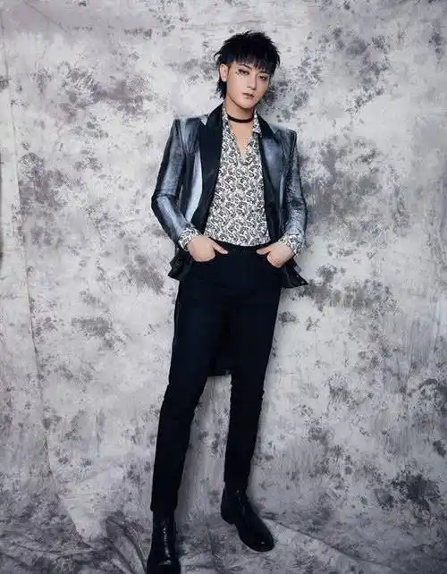 原创黄子韬现身活动做了个烟熏妆不够又做了个星星眼妆够帅气