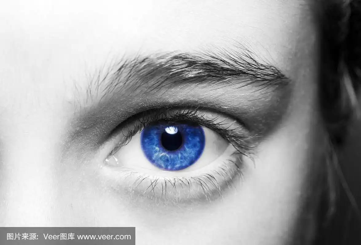 深邃的眼神,蓝眼睛的男孩