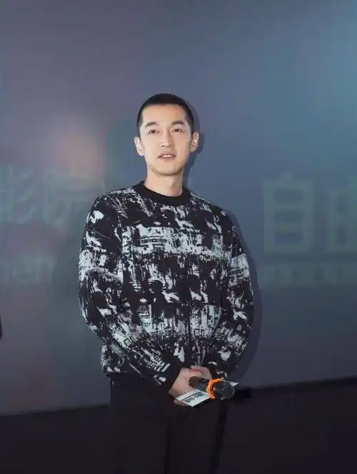 胡歌轻松经受住寸头考验清爽短发重返颜值巅峰37岁帅出新高度